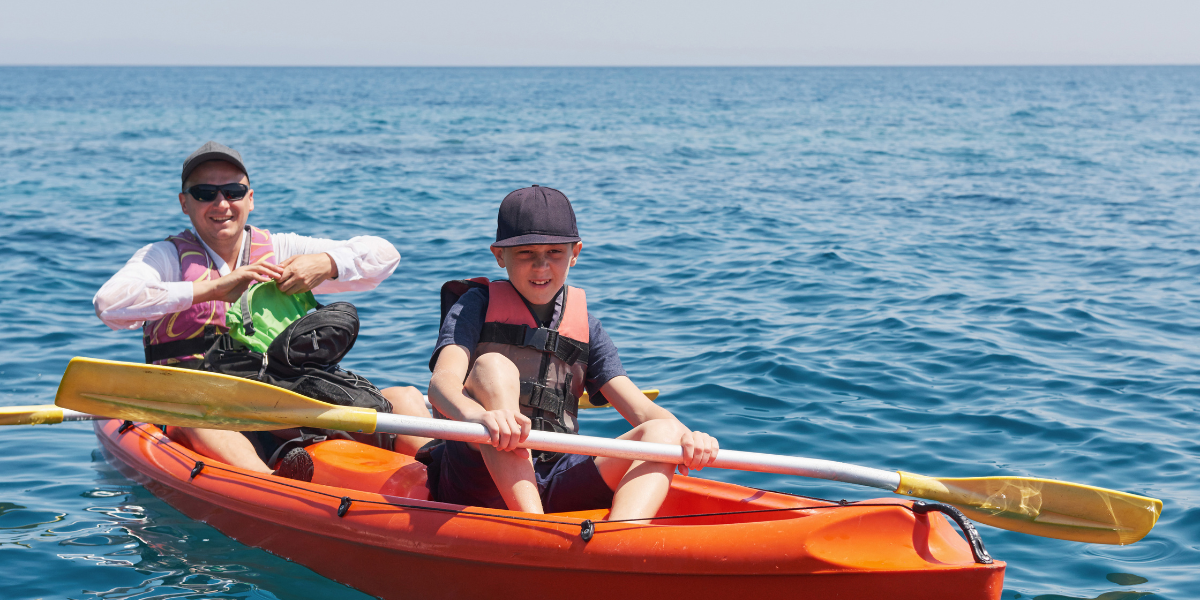 Actividades acuáticas para niños: snorkel básico, paseos en lancha y juegos en el mar.